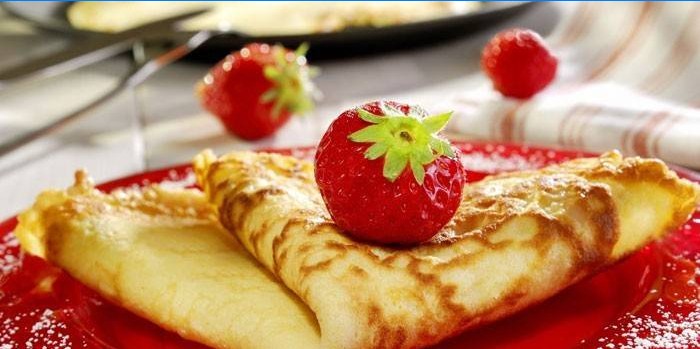 Pancake e fragole su un piatto