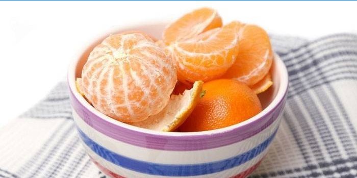 Mandarini sbucciati e sbucciati in un piatto
