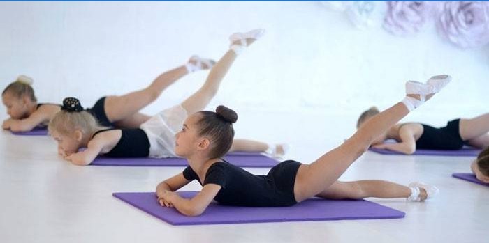 Bambini in una classe di coreografia in classe