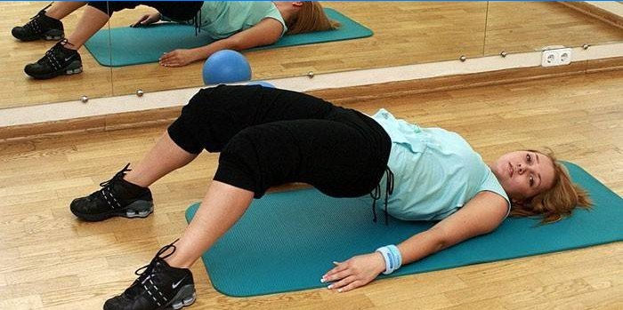 La ragazza si sta allenando in palestra