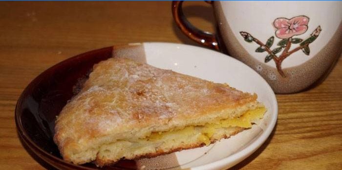 Un pezzo di torta farcito con patate e cipolle