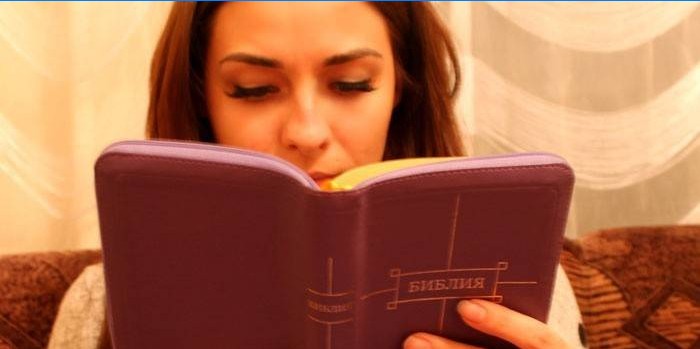La ragazza legge la Bibbia