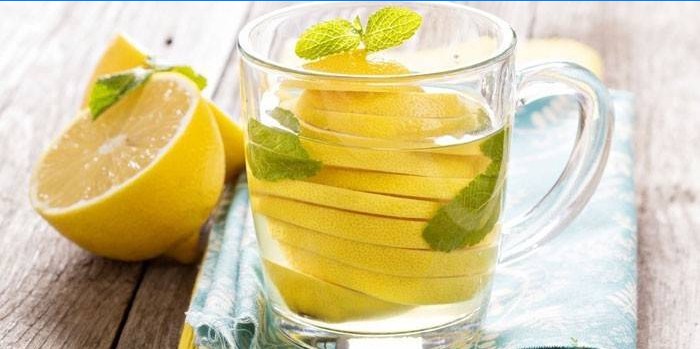 Acqua con limone e menta in una tazza