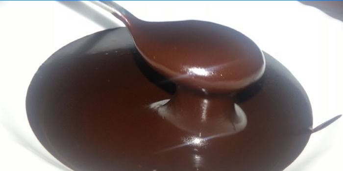 Ganache al cioccolato fondente in un piatto