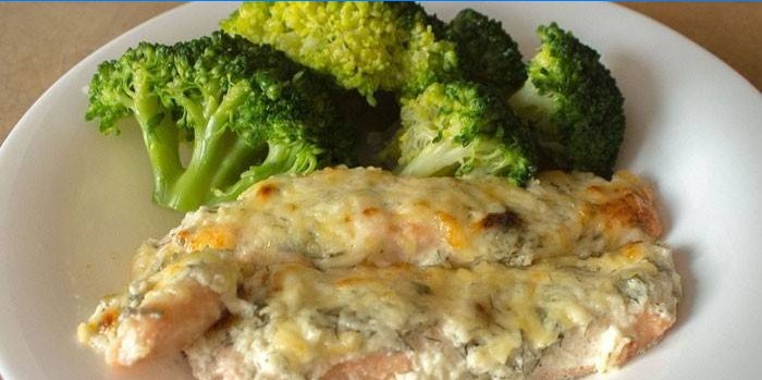 Salmone in panna acida e salsa di broccoli su un piatto