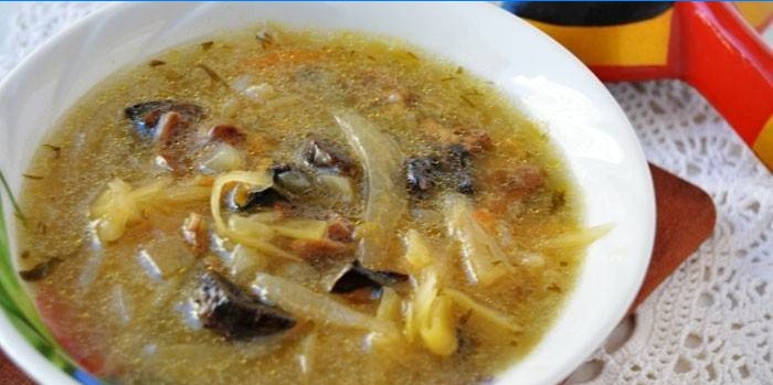 Zuppa di cavolo acida con funghi