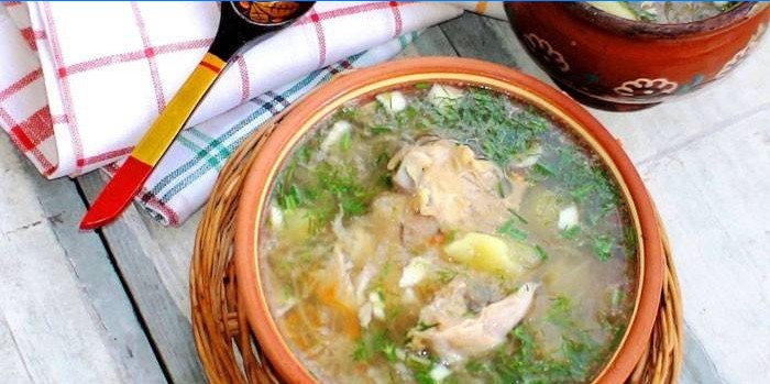 Zuppa di cavolo crauti con pollo in una pentola