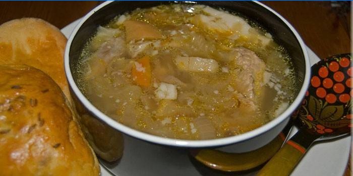 Zuppa di cavolo di carne pronta in un piatto