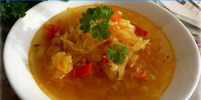 Zuppa di cavolo crauti con orzo perlato