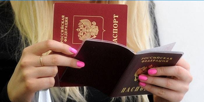 Ragazza con passaporti nelle sue mani