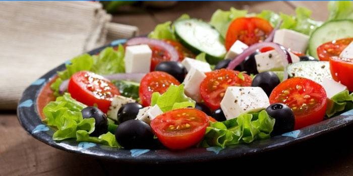 Insalata greca classica su un piatto