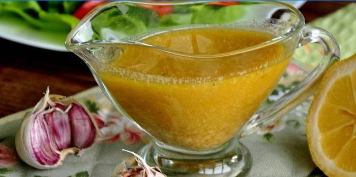 Salsa di senape con aglio e limone in una salsiera