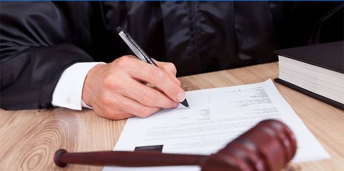 Il giudice firma un documento
