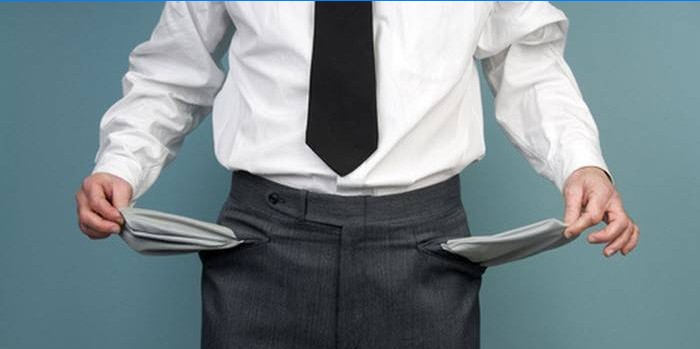 L'uomo girò le tasche dei pantaloni