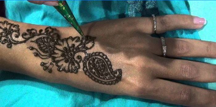 Disegnando mehendi sul braccio