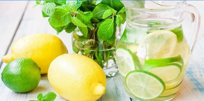 Sassi acqua pronta con lime e limone in una brocca
