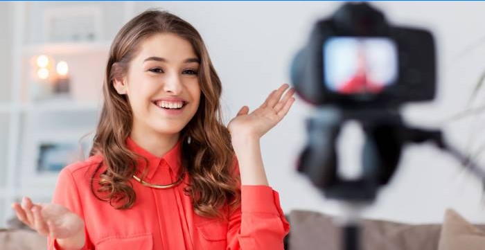 Ragazza davanti alla telecamera