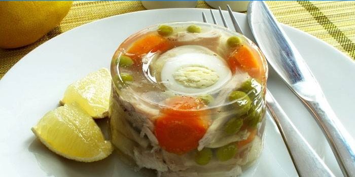 Gelatina di pesce con verdure e uovo sodo