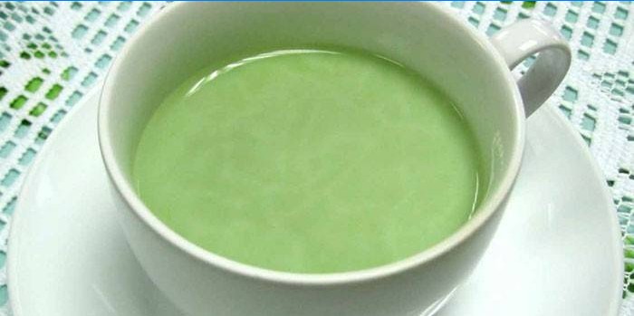 Una tazza di tè verde con zenzero e latte