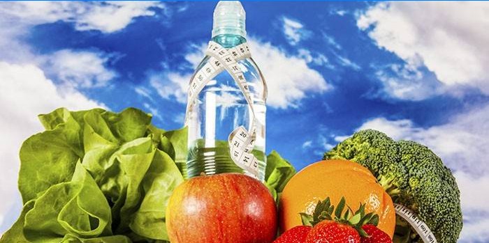 Verdure, frutta e una bottiglia d'acqua
