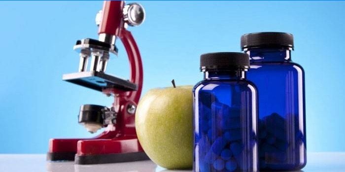 Microscopio, mela e pillole