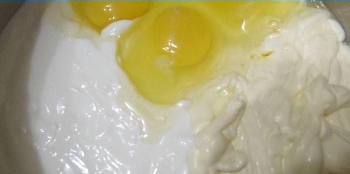 Maionese ed uova in una ciotola