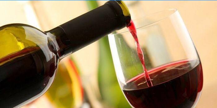 Bottiglia e bicchiere di vino