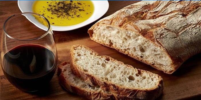 Ciabatta, un bicchiere di vino e olio d'oliva con spezie