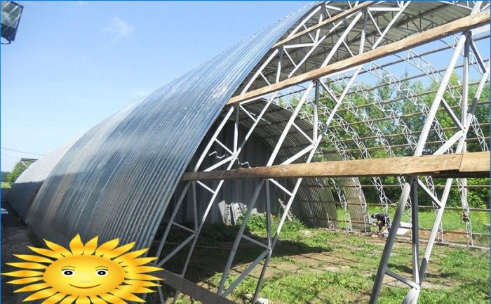 Rivestimento per hangar con lamiera profilata