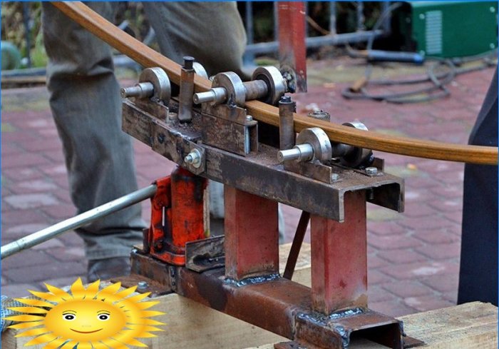 Piegatura di un tubo profilato su una curvatubi
