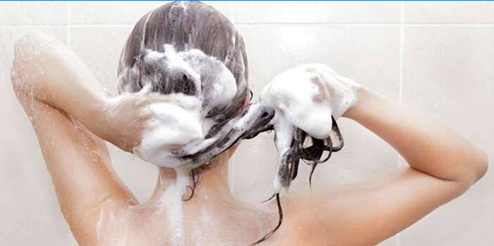 La donna lava i capelli