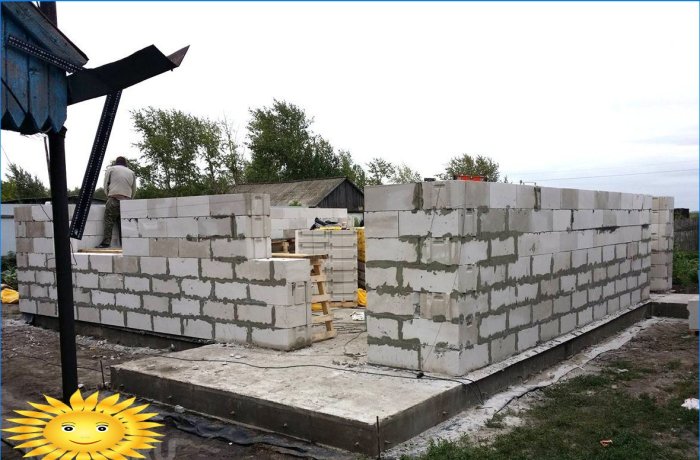 Costruzione di una casa in cemento cellulare aerato su una base di lastre