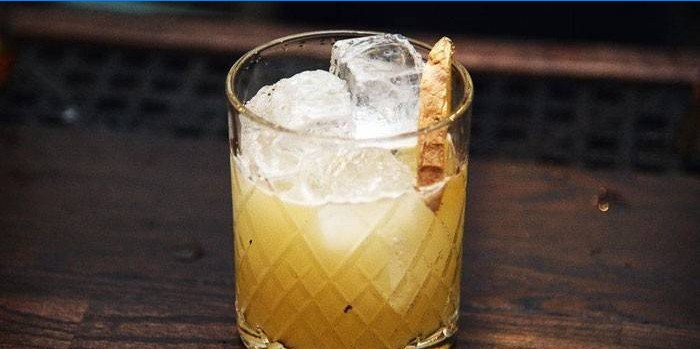 Cocktail in un bicchiere con ghiaccio