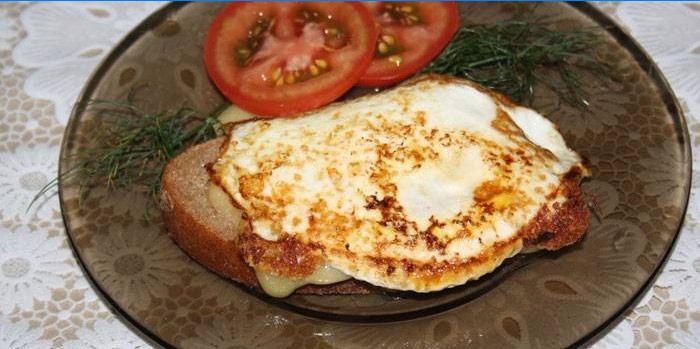 Panino con formaggio e uova