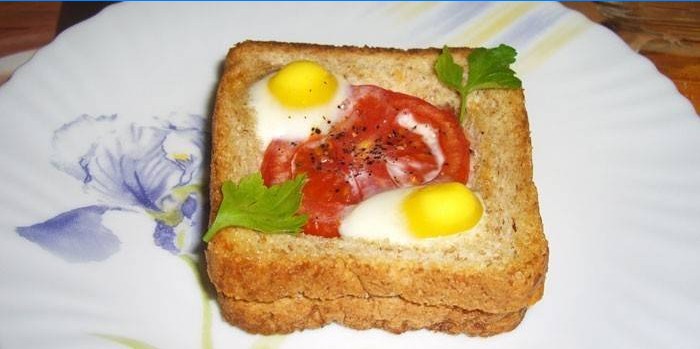 Panino caldo con uova di quaglia e pomodoro su un piatto