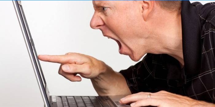Un uomo urla al computer