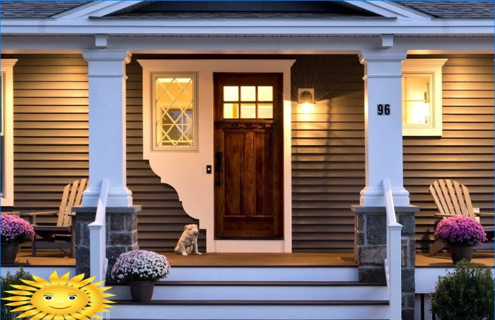 Illuminazione stradale del portico e gradini della casa: esempi di foto