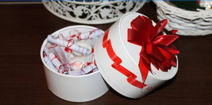Banconote in una scatola di caramelle