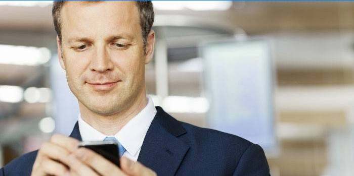 Uomo con telefono