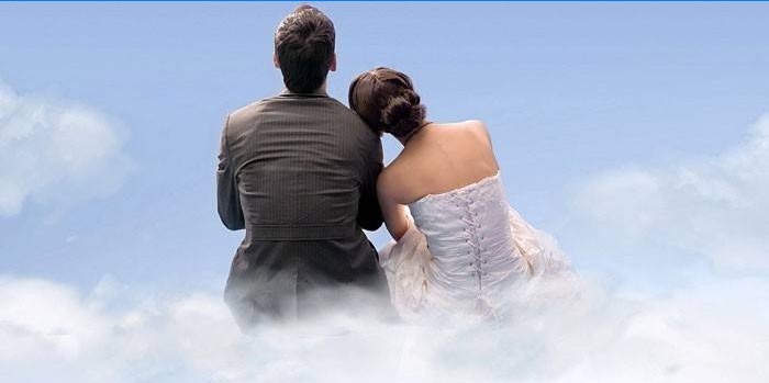 Uomo e donna tra le nuvole