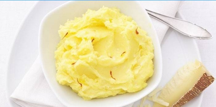 Pronto purè di patate su un piatto