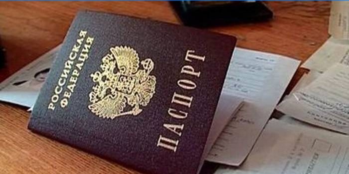 Passaporto di un cittadino della Federazione Russa e documenti