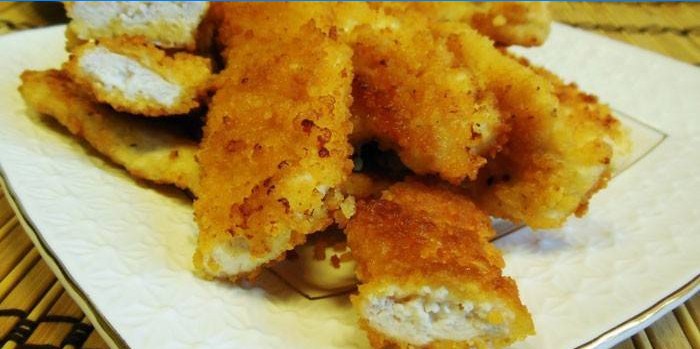 Fette di pollo fritto in pastella