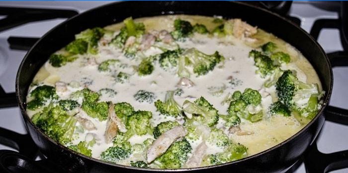 Petto di pollo affettato con broccoli crema in una padella