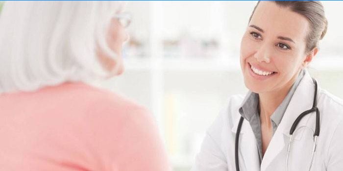 Donna all'appuntamento del medico