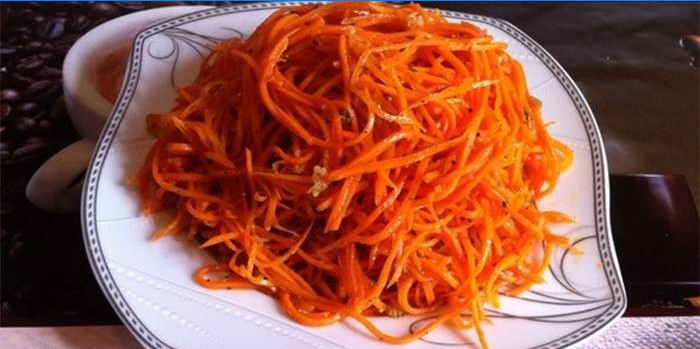 Carote coreane piccanti pronte su un piatto