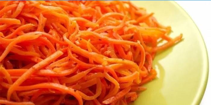 Carota di stile coreano su un piatto