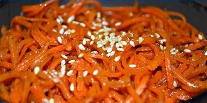 Carota coreana con salsa di soia e semi di sesamo