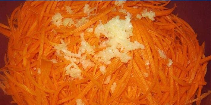 Carote ed aglio tagliati in una ciotola