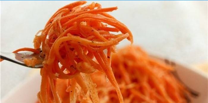 Carota piccante coreana su una forcella